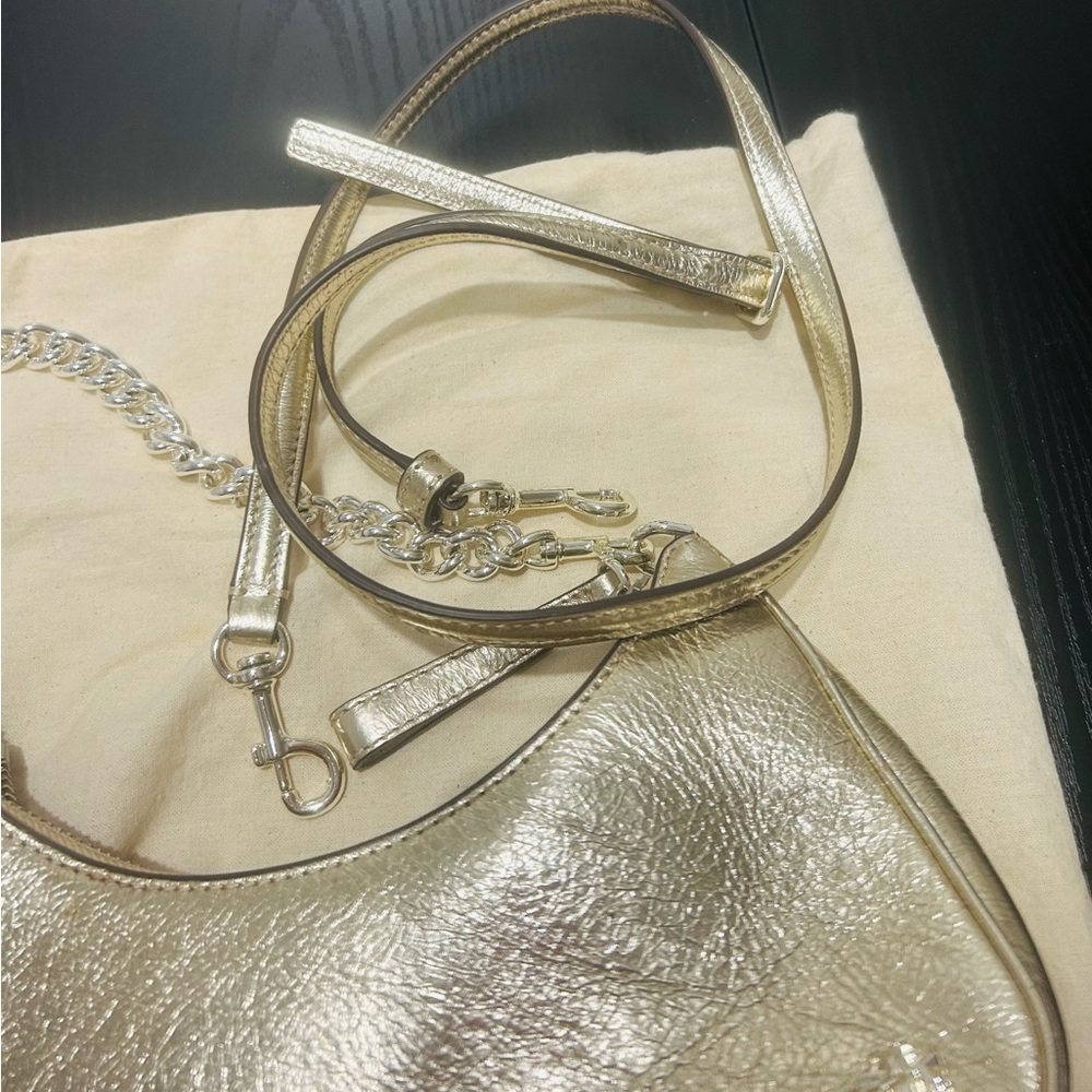 Gold Tory Burch Women's Bag priced to sale! Authentic 💯. Like new W/O tags - Picture 2 of 4